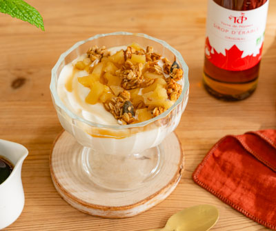 recette-coupe-gourmande-crocamande-pour-le-dessert-sirop-derable-carre-recette recette de coupe gourmande à base de sirop d'érable et de yaourt grec pour vos desserts et vos goûter